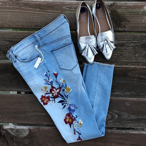 Universal Thread Embroidered Jeans Nwt 
